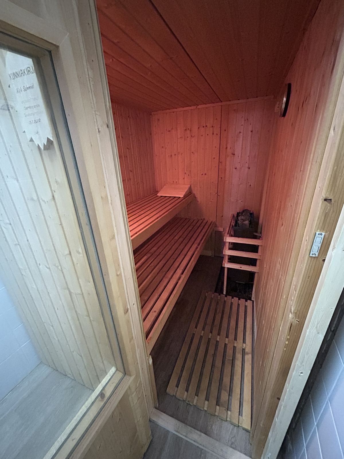 Sauna mit Holzbänken